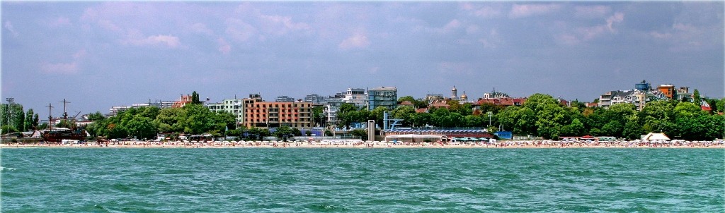 Морская панорама и вид с моря курортного города Варна на севере Болгарии. Недвижимость в Болгарии недорого.